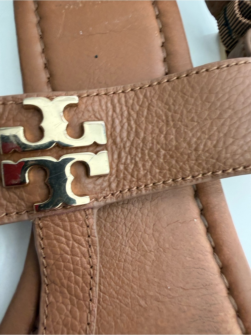 Tory Burch Bryce flat size 9 Brown Leather T-Strap Sandals with Gold Logo - Picture 6 of 14
